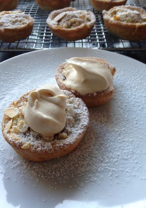 A picture of Almond Crumble Mince Pies.