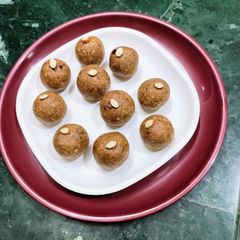 A picture of Oats and Ground nut Laddu.