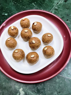 A picture of Oats and Ground nut Laddu.