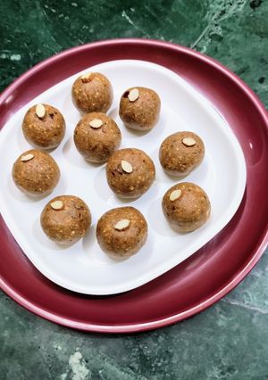A picture of Oats and Ground nut Laddu.