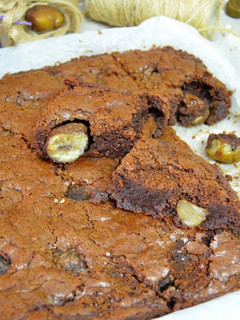 Una foto de Brownie de chocolate con castañas asadas