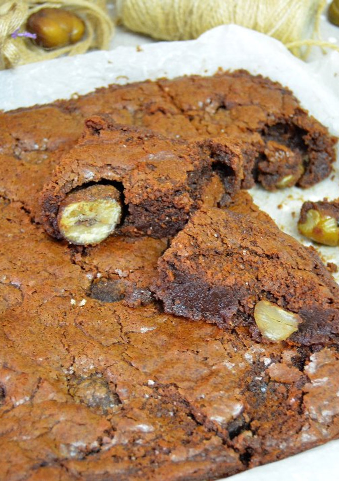 Una foto de Brownie de chocolate con castañas asadas