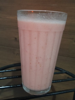 Una foto de Banatilla saludable con leche vegetal🍌🍓