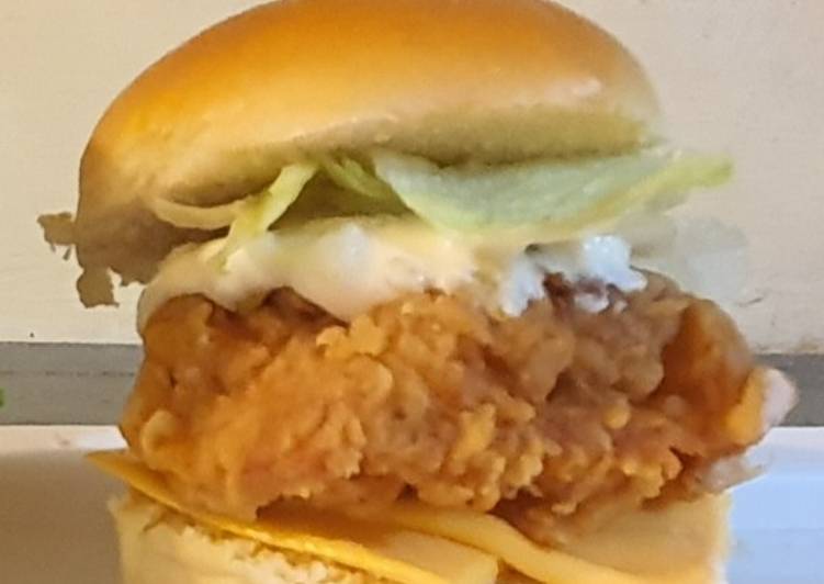 Step-by-Step Guide to Prepare Award-winning Crispy chicken burger
