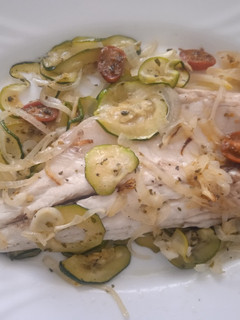 Una foto de Dorada o lubina al horno con verduras y shiitake