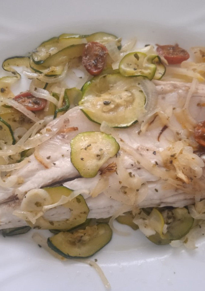 Una foto de Dorada o lubina al horno con verduras y shiitake