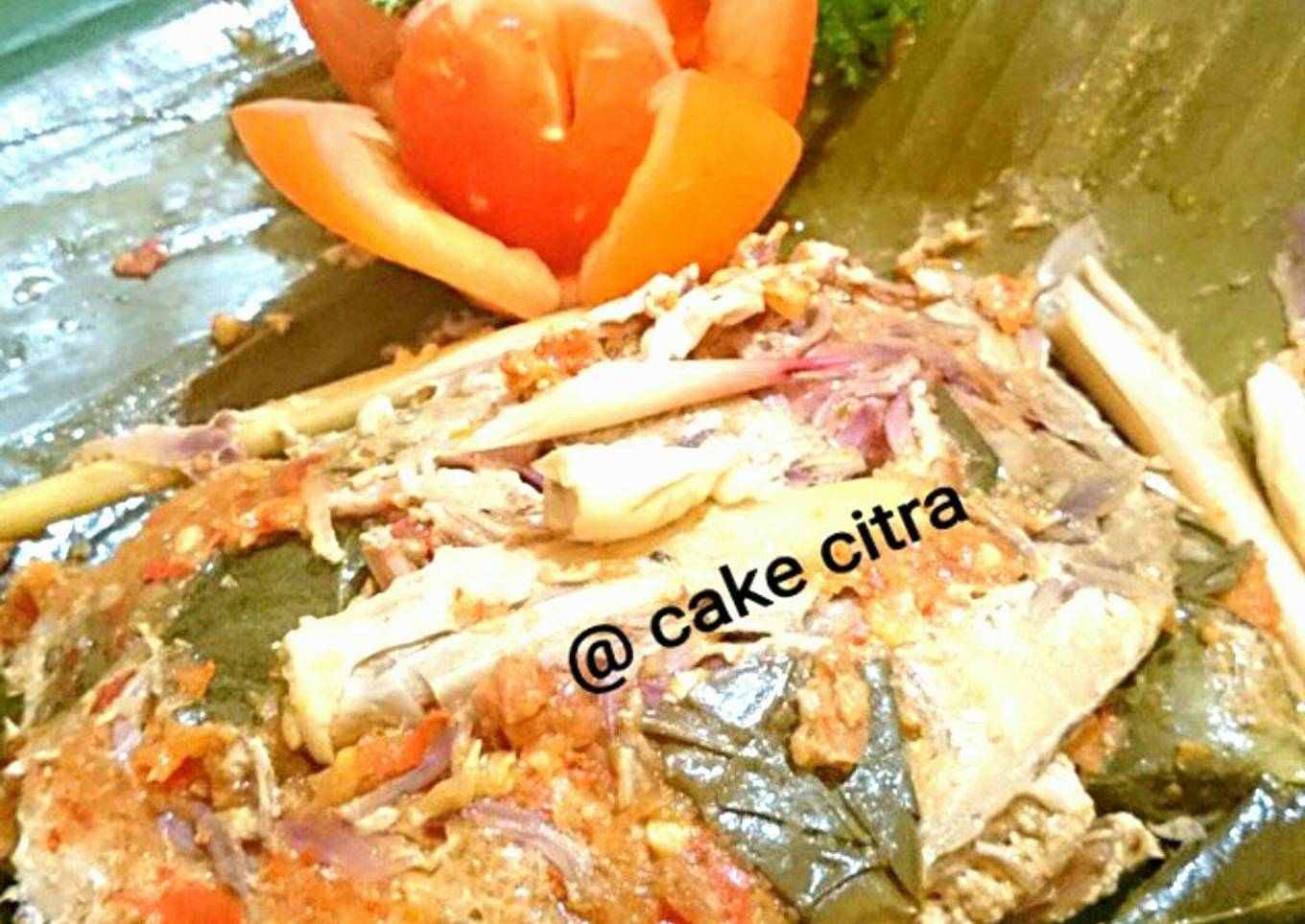 Pepes tenggiri dengan kecombrang
