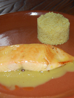 Una foto de Salmón con salsa de naranja y cuscús con curry