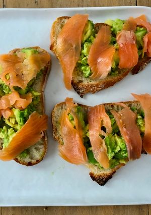 Une photo de Avocado toast au saumon