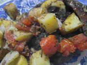 Una foto de ossobuco al horno con vegetales