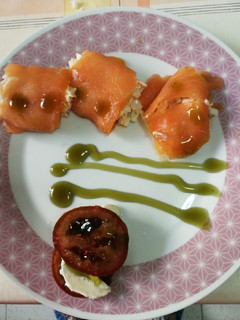 Una foto de Rollitos de salmón rellenos con crema balsámica