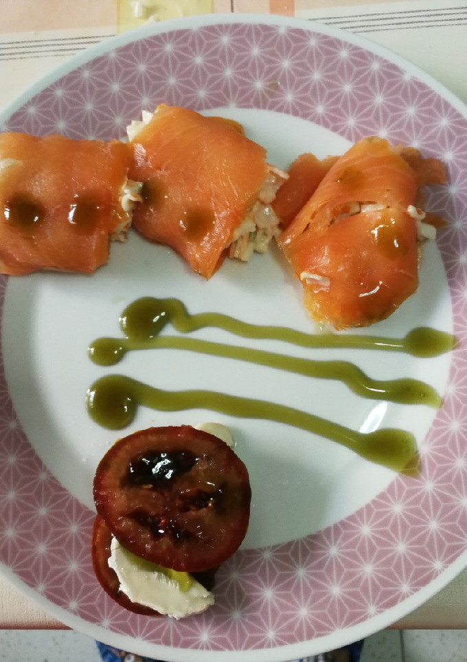 Una foto de Rollitos de salmón rellenos con crema balsámica