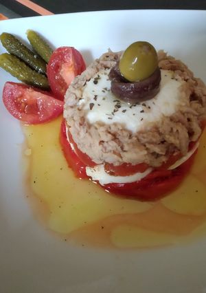 Una foto de Timbal flor de Pitiminí (pimiento, tomate asado con mozzarella)