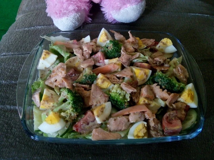 Langkah Mudah untuk Membuat Resep Caesar Salad with Shredded Salmon yang Bisa Manjain Lidah Anti Ribet, Mantap Sekali