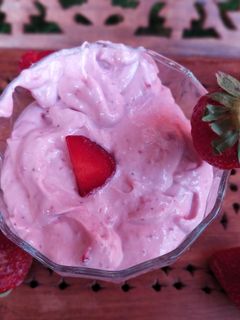 स्ट्रॉबेरी योगर्ट(strawberry yogurt recipe in hindi) रेसिपी मुख्य फोटो