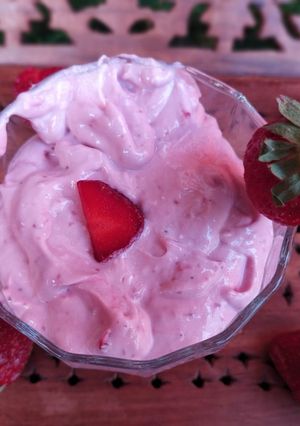 स्ट्रॉबेरी योगर्ट(strawberry yogurt recipe in hindi) रेसिपी मुख्य फोटो