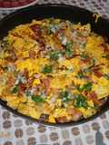 Nachos com molho de cheddar, guacamole e bacon