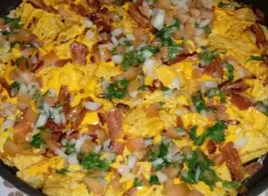 Foto de Nachos com molho de cheddar, guacamole e bacon