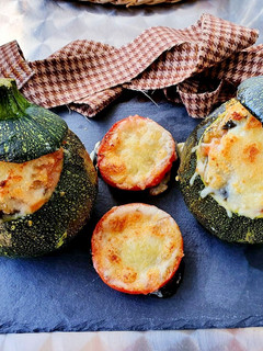 Una foto de Calabacines redondos rellenos de pavo y verduras