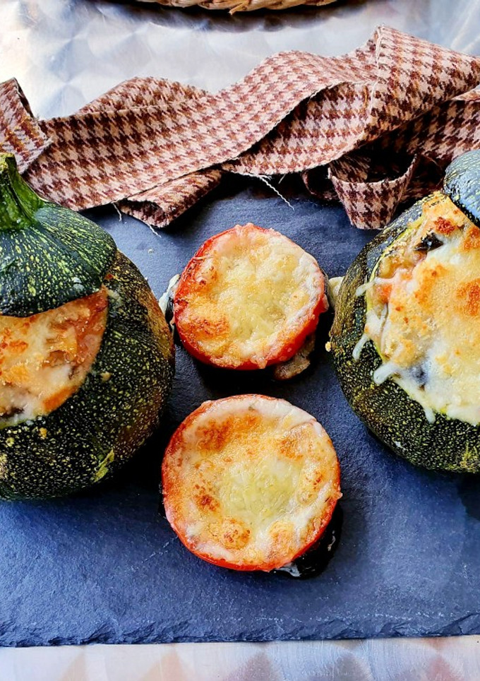 Una foto de Calabacines redondos rellenos de pavo y verduras