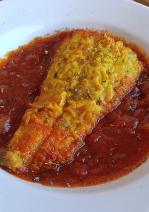 Una foto de Bacalao rebozado en salsa de tomate especiado