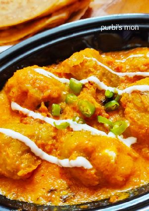 A picture of Kancha kolar kofta curry.