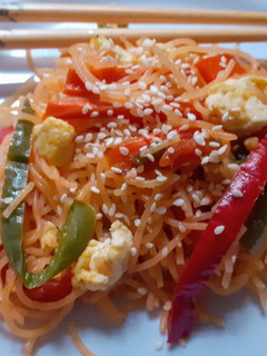 Una foto de Fideos Spaguettis de Arroz Salteados con Vegetales al estilo Chino sin Tacc 麪/麵 面