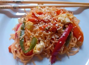 Una foto de Fideos Spaguettis de Arroz Salteados con Vegetales al estilo Chino sin Tacc 麪/麵 面