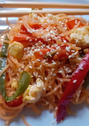 Una foto de Fideos Spaguettis de Arroz Salteados con Vegetales al estilo Chino sin Tacc 麪/麵 面