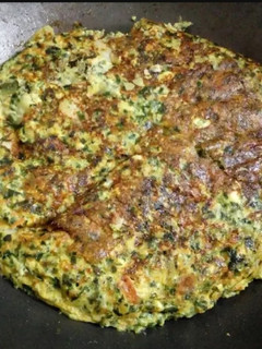 Una foto de Souflé / omelette de espinacas, quesos y ricotta