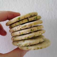 Una foto de Tapitas de alfajor de pistacho