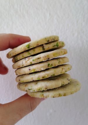 Una foto de Tapitas de alfajor de pistacho