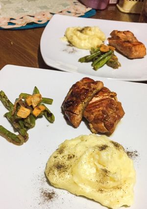 Foto resep Salmon Steak with Mashed Potato and Black Pepper Garlic Veggies