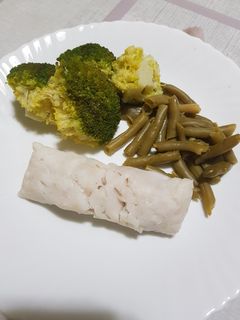 Una foto de Merluza con verduras