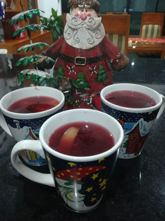 Una foto de Ponche de frutas navideño