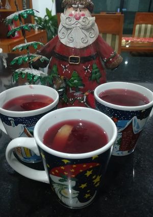 Una foto de Ponche de frutas navideño