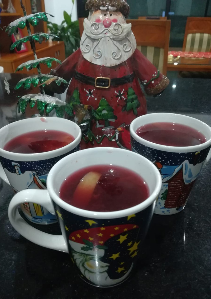 Una foto de Ponche de frutas navideño