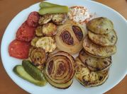 Una foto de parrillada con tomate