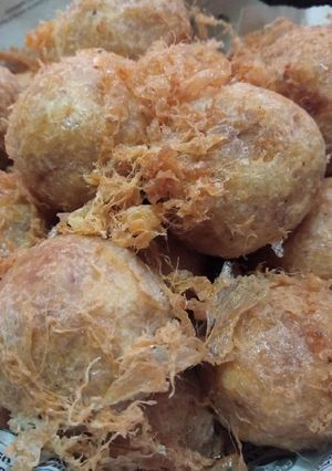 A picture of Dipped-in-egg fried yamballs.
