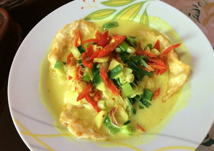 Pelemak boh manok (telur kuah santan Aceh)