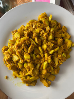 Una foto de Calabacín con pollo y cúrcuma