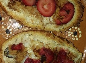 Una foto de Molletes dulces de arroz con leche y fresas 🍓🍓