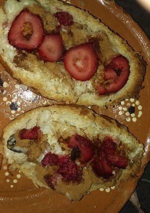 Una foto de Molletes dulces de arroz con leche y fresas 🍓🍓