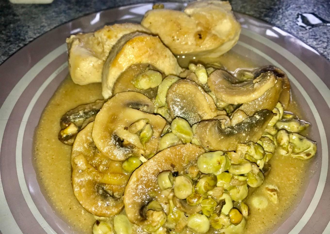 Habas y champiñones al ajillo con pollo