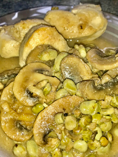 Una foto de Habas y champiñones al ajillo con pollo