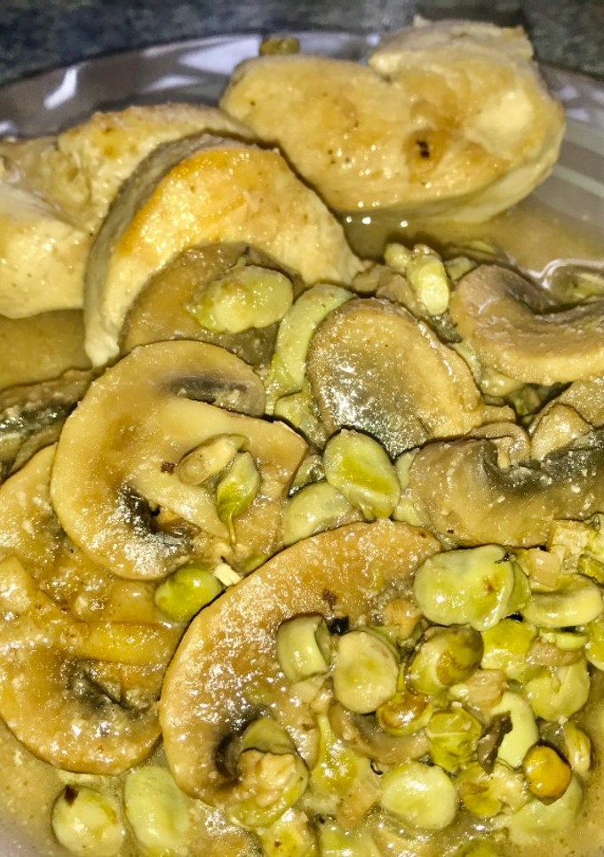 Una foto de Habas y champiñones al ajillo con pollo