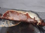 Una foto de cordero asado en barbacoa