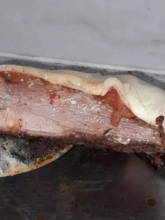Una foto de Cuarto de cordero a la pizza en la parrilla