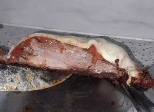Una foto de Cuarto de cordero a la pizza en la parrilla
