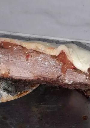 Una foto de Cuarto de cordero a la pizza en la parrilla